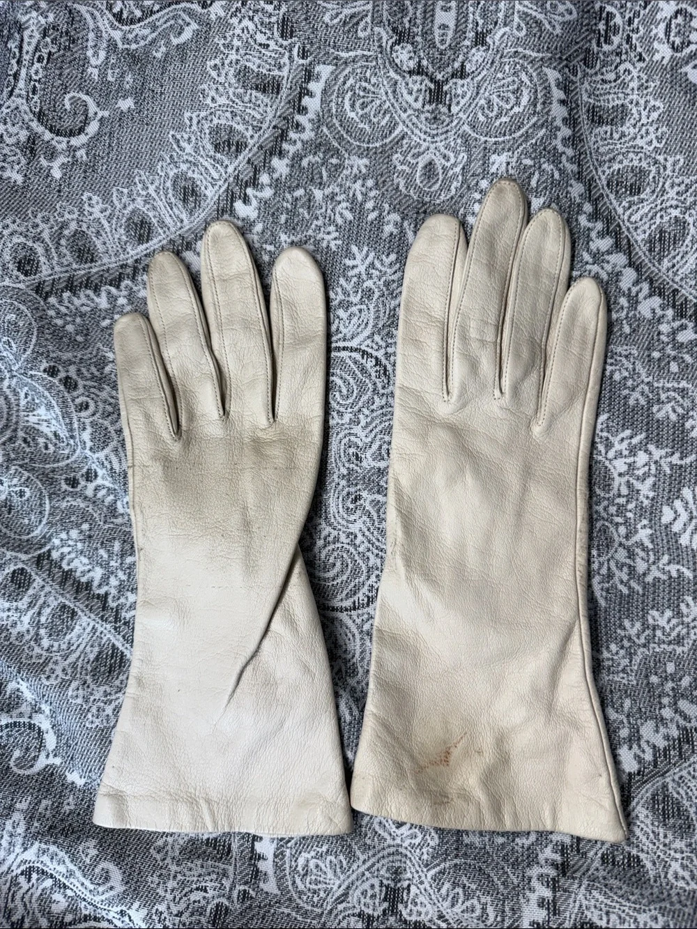 Classic Women's Leather Gloves in Cream with Silk Lining - Size 7.5